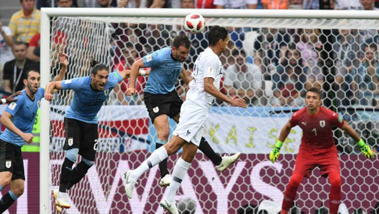 Varane saat mencetak skor di babak pertama pada laga perempatfinal Piala Dunia 2018. Copyright: © Getty Images