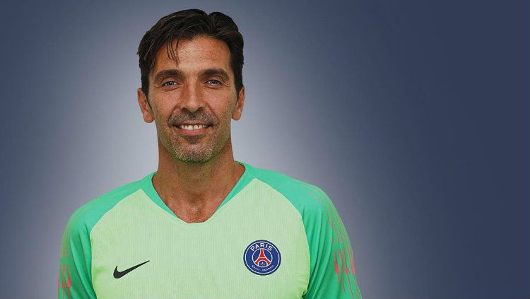 Buffon saat resmi diperkenalkan Paris Saint Germain. Copyright: © PSG