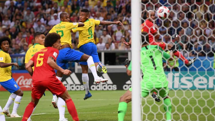 Fernandinho memberri keunggulan untuk Belgia dengan mencetak gol bunuh diri ke gawang Alisson di laga perempatfinal Piala Dunia 2018. Copyright: © Getty Images
