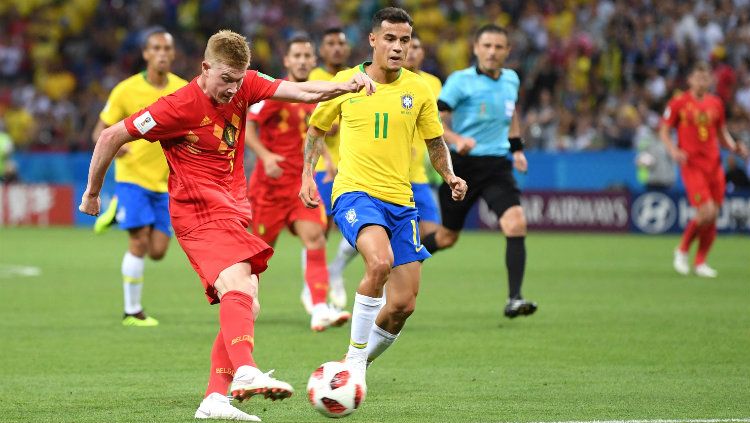 De Bruyne melepaskan tembakan yang bderujung gol kedua untuk Belgia di laga kontra Brasil pada Piala Dunia 2018. Copyright: © Getty Images
