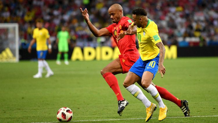 Vincent Kompany menjaga pergerakan Neymar di laga perempatfinal Piala Dunia 2018 antara Brasil dan Belgia. Copyright: © Getty Images