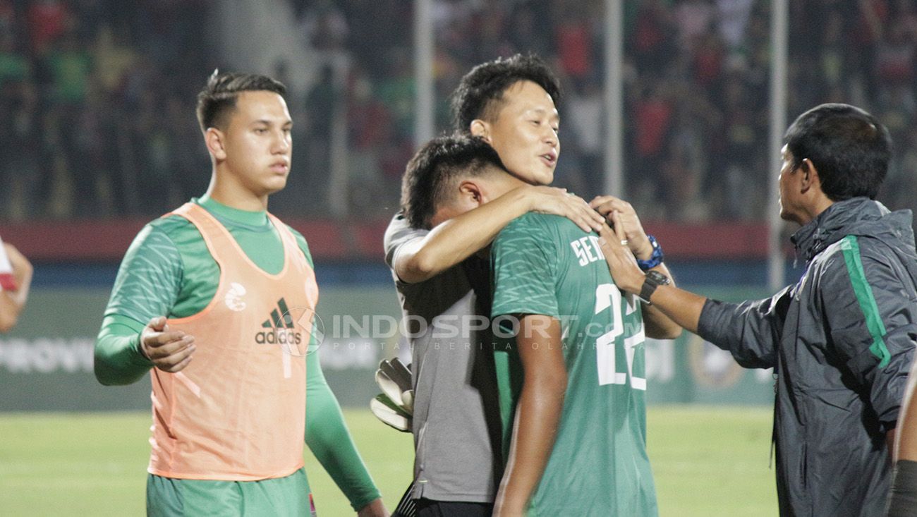 Jessie Reil Aya-Ay Semblante di hibur oleh pelatih Filipina U-19, Hirata Reiji. Kamis (05/07/18). Copyright: © Fitra Herdian/Indosport.com