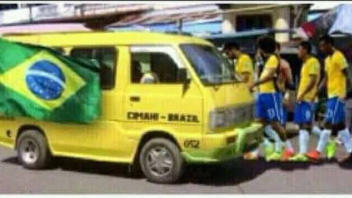 Para pemain Brasil terlihat menaiki angkot berwarna kuning dengan bendera Brasil. Copyright: &copy; 1cak.com
