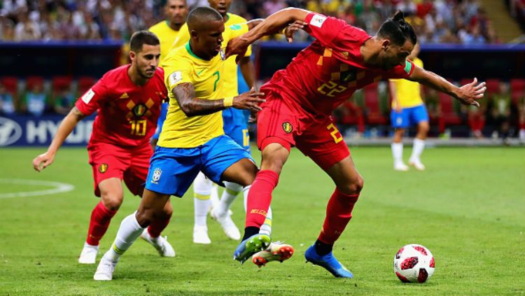 Douglas Costa berusaha merebut bola dari pemain Belgia. Copyright: © Getty Images