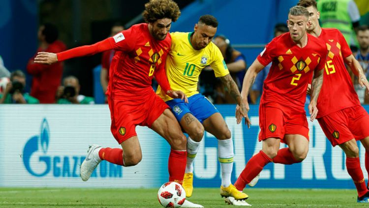 Neymar berusaha merebut bola dari Fellaini. Copyright: © Getty Images