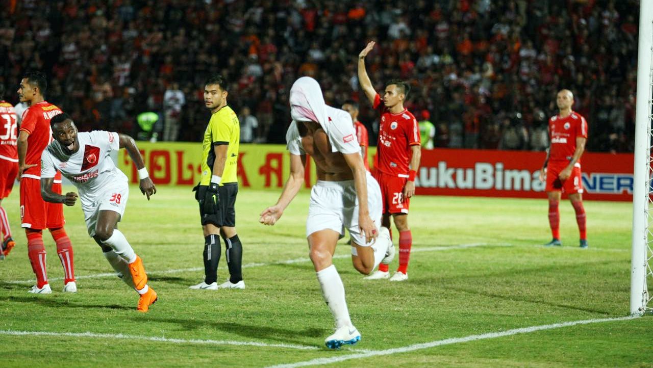 Steven Paulle melakukan selebrasi usai mencetak gol bagi PSM Makassar melawan Persija Jakarta di Stadion Sultan Agung, Bantul, Jumat (06/07/18). Copyright: © Media PSM Makassar