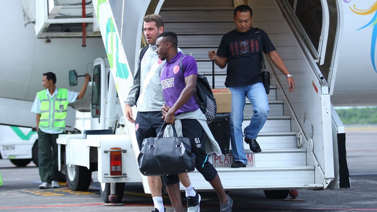 2 Pemain PSM Makassar turun dari pesawat, setelah tiba di bali. Copyright: © Media PSM Makassar