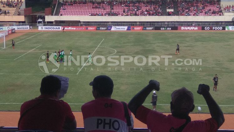 Momen ketika salah satu wartawan ikut meminta wasit menggunakan VAR untuk melihat pelanggaran sebenarnya yang terjadi di laga Persipura vs Bhayangkara Copyright: © Sudjarwo/INDOSPORT