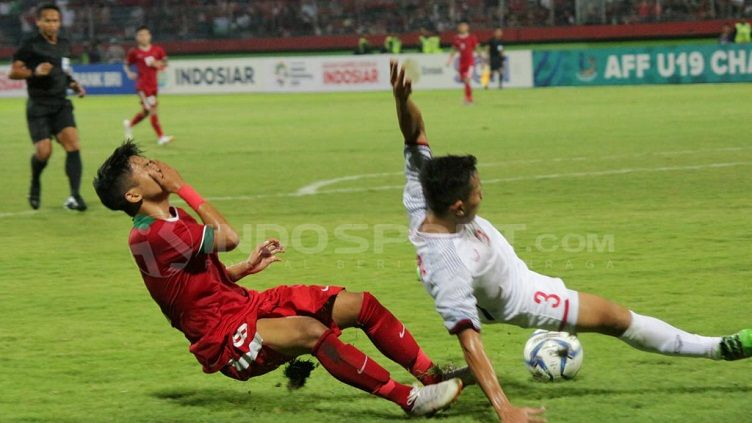 Witan Sulaiman (kiri) dijatuhkan oleh pemain Vietnam, Pham Van Nam Copyright: © Fitra Herdian/INDOSPORT