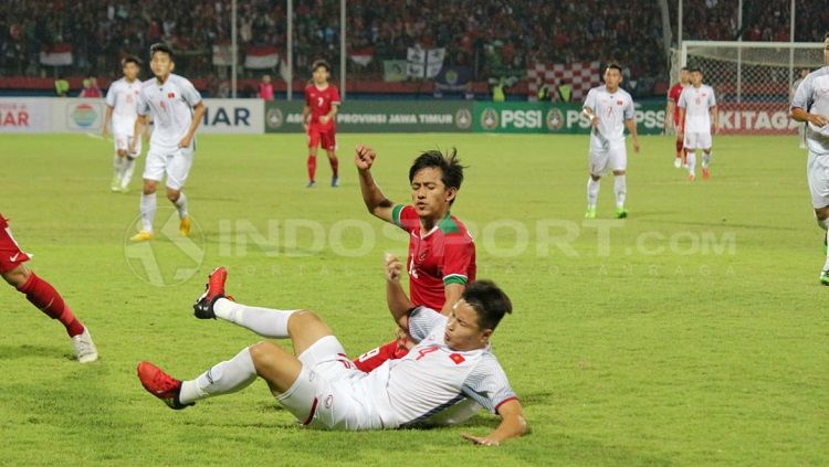 Hanis Saghara berjibaku dengan Dang Van Toi. Copyright: © Fitra Herdian/INDOSPORT