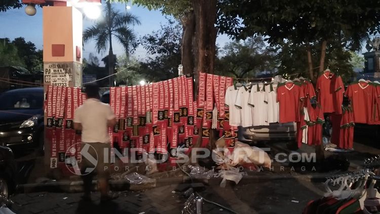 Pedagang di Stadion Gelora Sidoarjo Copyright: © Petrus Manus Da'Yerimon/INDOSPORT