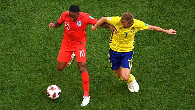 Pemain Swedia dan Inggris saling mengejar bola. Copyright: © Getty Images