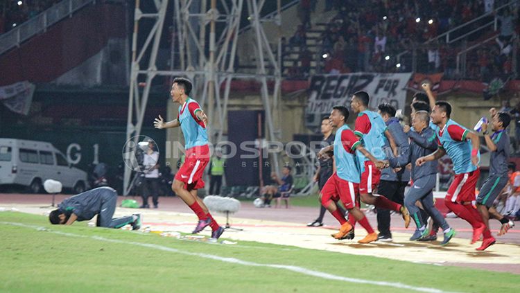 Para pemain pengganti Timnas Indonesia merayakan gol yang dicetak Rafli Mursalim di technical area. Copyright: © Fitra Herdian/INDOSPORT