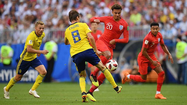 Pemain Swedia mencoba memblok tendangan Dele Alli. Copyright: © Getty Images