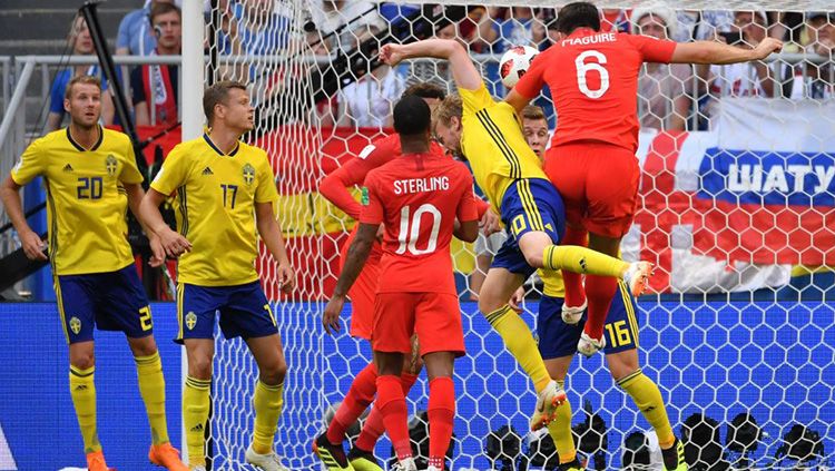 Sundulan Harry Maguire membuka keunggulan Inggris atas Swedia di Piala Dunia 2018. Copyright: © Getty Images