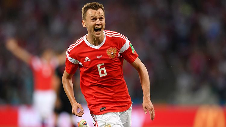 Denis Cherysev mencetak gol pembuka bagi Rusia saat melawan Kroasia. Copyright: © Getty Images