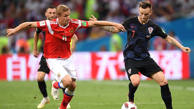 Perebutan penguasaan bola Rusia vs Kroasia. Copyright: © Getty Images
