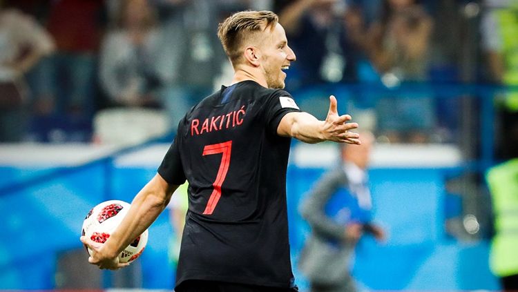 Ivan Rakitic saat menjadi penentu kelolosan Kroasia ke semifinal di babak adu penalti. Copyright: © Getty Images