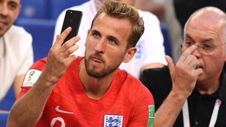 Harry Kane langsung menelepon kekasihnya usai kemenangan atas Swedia, Sabtu (07/07/18) kemarin. Copyright: © Getty Images