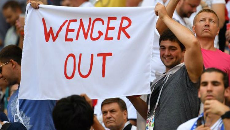 Spanduk Wenger Out terdapat di tribun saat pertandingan Swedia vs Inggris berlangsung. Copyright: © AFP