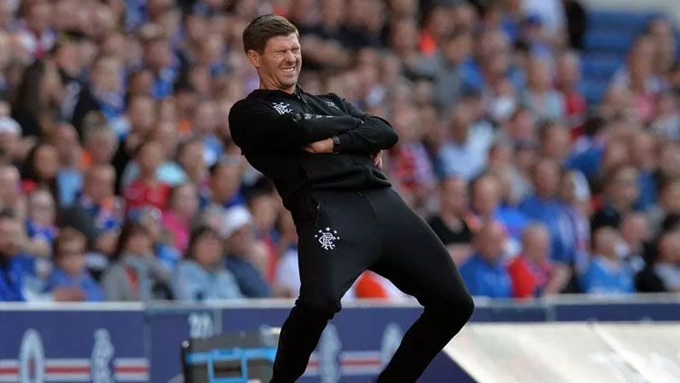 Steven Gerrard berhasil membawa Glasgow Rangers melangkah ke babak 16 besar Liga Europa setelah menuntaskan perlawanan S.C. Braga dengan agregat skor 4-2. Copyright: © The Sun.