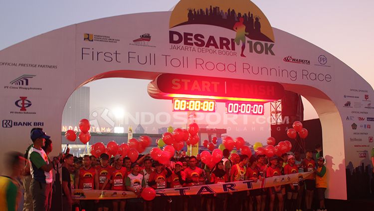 Peserta saat akan dimulainya lomba lari di event Desari 10K. Copyright: © Dimas Ramadhan/INDOSPORT