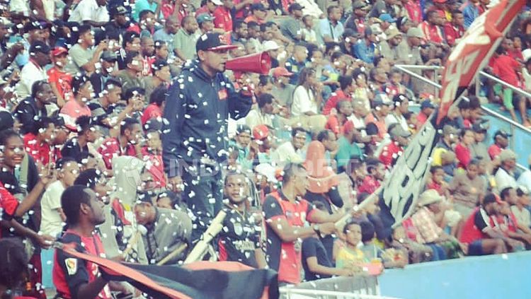Black Pearl Curva Nord (BCN) 1963, salah satu komunitas pendukung Persipura Jayapura. Copyright: © Sudjarwo/INDOSPORT