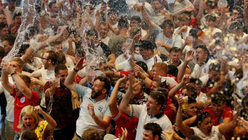 Fans Timnas Inggris di Kota Bristol. Copyright: © Express