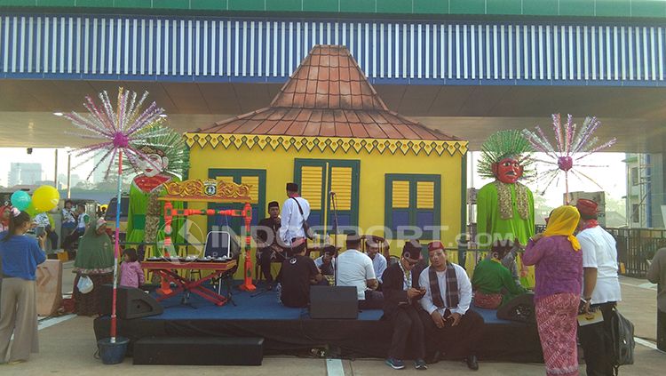 Tidak hanya lomba lari, ajang Desari 10K ini juga mengadakan pesta rakyat bernuansa Betawi. Copyright: © Dimas Ramadhan/INDOSPORT