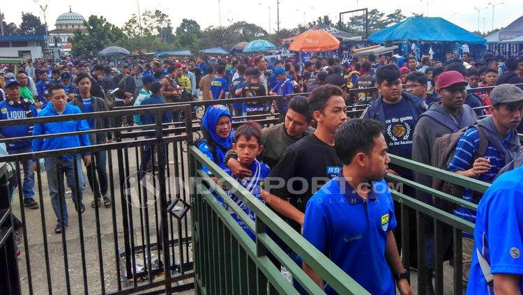 Situasi Stadion GBLA menjelang kick off pertandingan Persib kontra PSIS. Copyright: © Arif Rahman/INDOSPORT