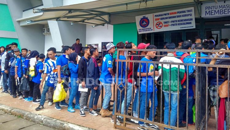 Situasi Stadion GBLA menjelang kick off pertandingan Persib kontra PSIS. Copyright: © Arif Rahman/INDOSPORT