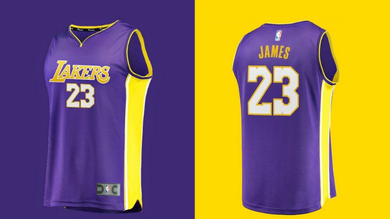 Jersey LA Lakers dengan nama LeBron James mulai dijual. Copyright: © GQ