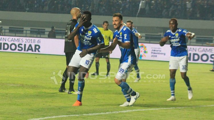 Aksi selebrasi Ezechiel N'Douassel usai mencetak gol. Copyright: © Arif Rahman/INDOSPORT