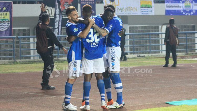Ezechiel N'Douassel merayakan gol bersama rekan satu timnya. Copyright: © Arif Rahman/INDOSPORT