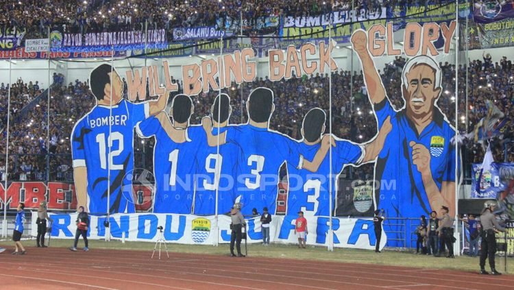 Koreografis dari Bobotoh untuk Persib Bandung. Copyright: © Arif Rahman/INDOSPORT