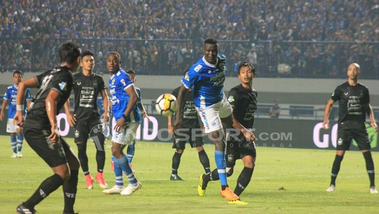 Momen gol Persib Bandung yang diciptakan oleh Ezechiel N'Douassel. Copyright: © Arif Rahman/INDOSPORT