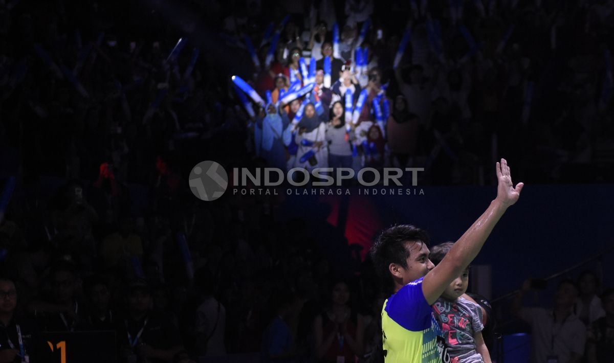 Tontowi Ahmad tengah menggendong anaknya usai juara Indonesia Open 2018. Copyright: © Herry Ibrahim/INDOSPORT