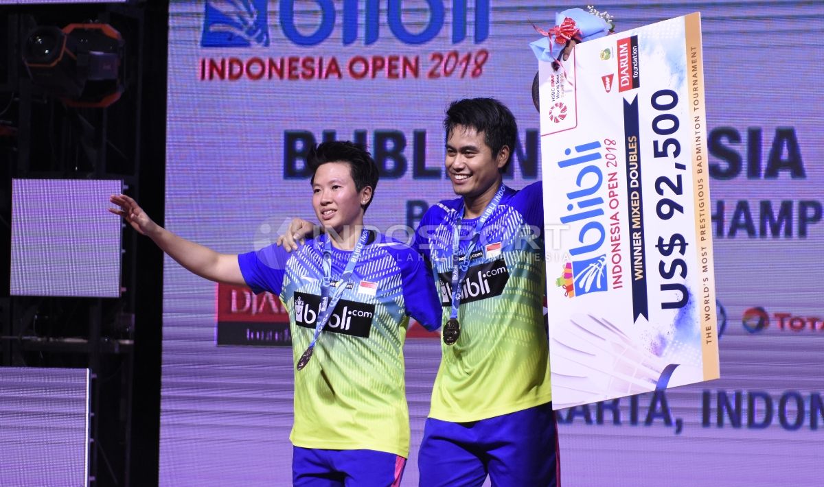 Ganda Campuran Indonesia Tontowi Ahmad dan Liliyana Natsir membawa poster hadiah sebagai juara Indonesia Open 2018. Copyright: © Herry Ibrahim/INDOSPORT