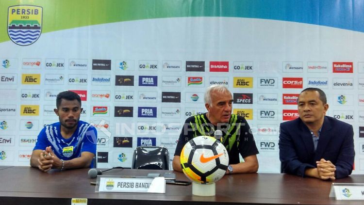 Pelatih Persib, Mario Gomez saat konferensi pers seusai menghadapi PSIS di Stadion GBLA, Kota Bandung, Minggu (08/07/2018). Copyright: © Arif Rahman/INDOSPORT