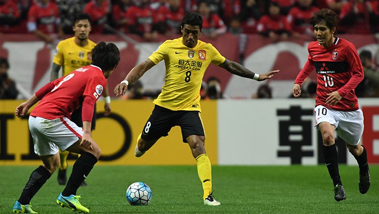 Paulinho saat berseragam Guangzhou Evergrande tahun 2016. Copyright: © INDOSPORT