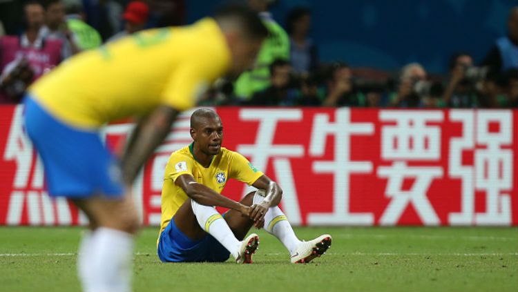 Fernandinho termenung usai Brasil tersingkir dari Piala Dunia 2018. Copyright: © INDOSPORT