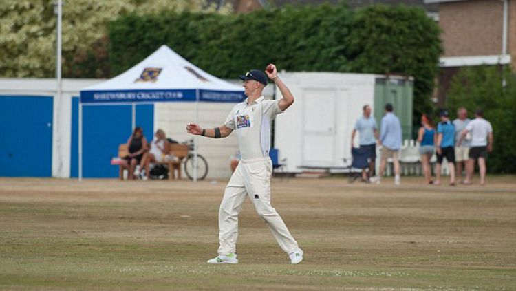 Joe Hart malah bermain Cricket di kampung halamannya. Copyright: © Alamy Live News