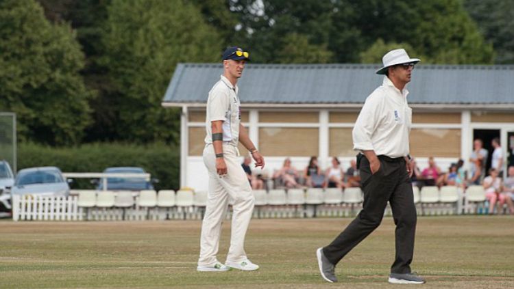 Joe Hart malah bermain Cricket di kampung halamannya. Copyright: © Alamy Live News
