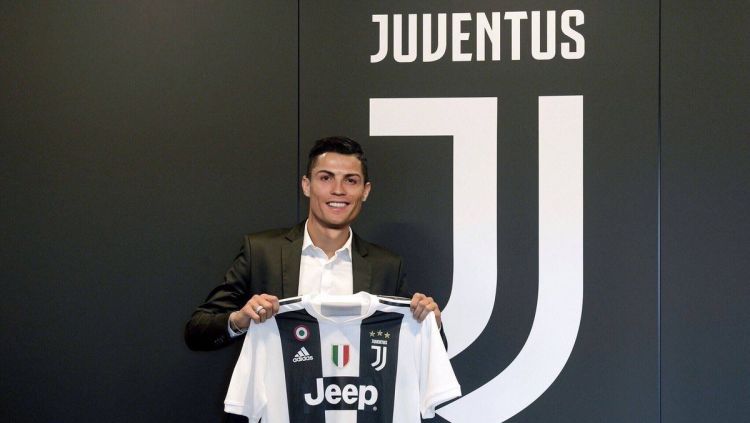 Ilustrasi Cristiano Ronaldo berfoto di samping logo Juventus. Copyright: © Istimewa