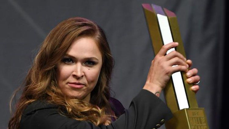 Ronda Rousey saat menerima penghargaan Hall of Fame dari UFC. Copyright: © AFP/Ethan Miller
