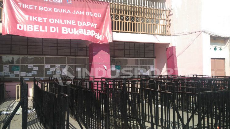Loket tiket sebelah selatan stadion pada pukul 13.30 WIB sudah tutup. Copyright: &copy; Fitra Herdian/INDOSPORT