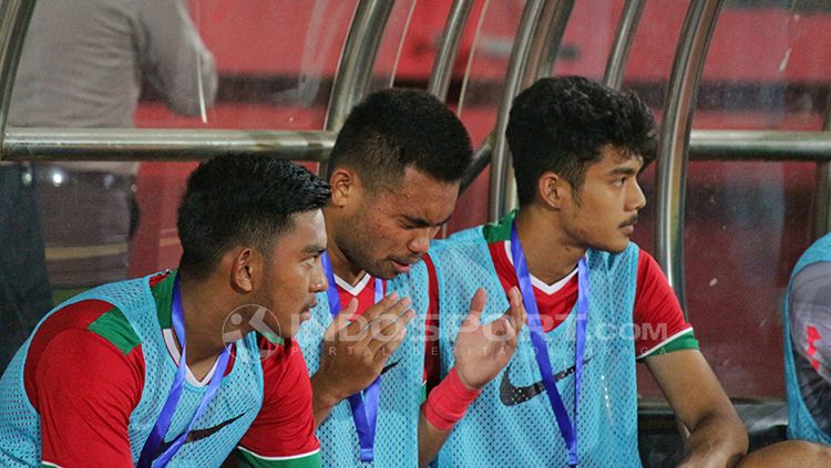 Sadil Ramdani khusuyuk berdoa sebelum laga lawan Vietnam U-19, Sabtu (7/7/18). Copyright: © Fitra Herdian/Indosport