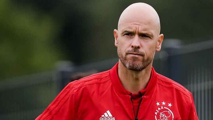 Erik ten Hag kabarnya kecewa dengan lamanya pengambilan keputusan Manchester United untuk menunjuknya sebagai bos baru dan bisa pergi ke klub Liga Inggris lain. Copyright: © INDOSPORT