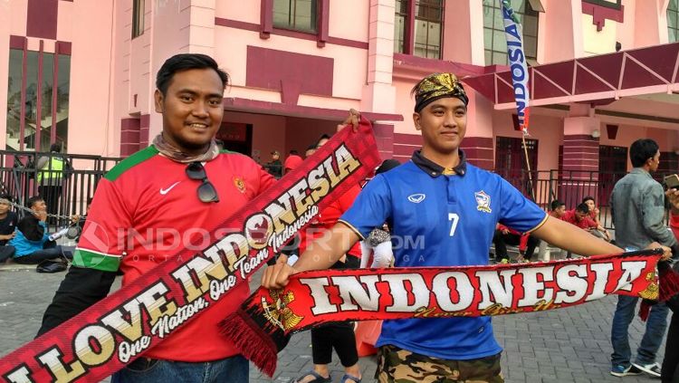 Pendukung Indonesia dan Thailand di halam depan Stadin Gelora Delta Sidoarjo. Copyright: © Petrus Manus Da' Yerimon/INDOSPORT