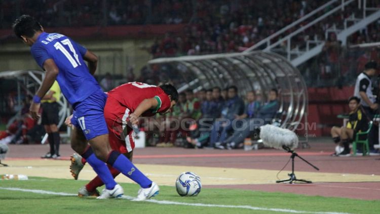 Pemain Thailand berhasil menggagalkan aksi pemain Timnas Indonesia. Copyright: © Fitra Herdian/INDOSPORT